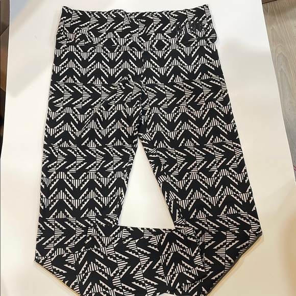 Black and White Patterned Leggings - Picture 1 of 3